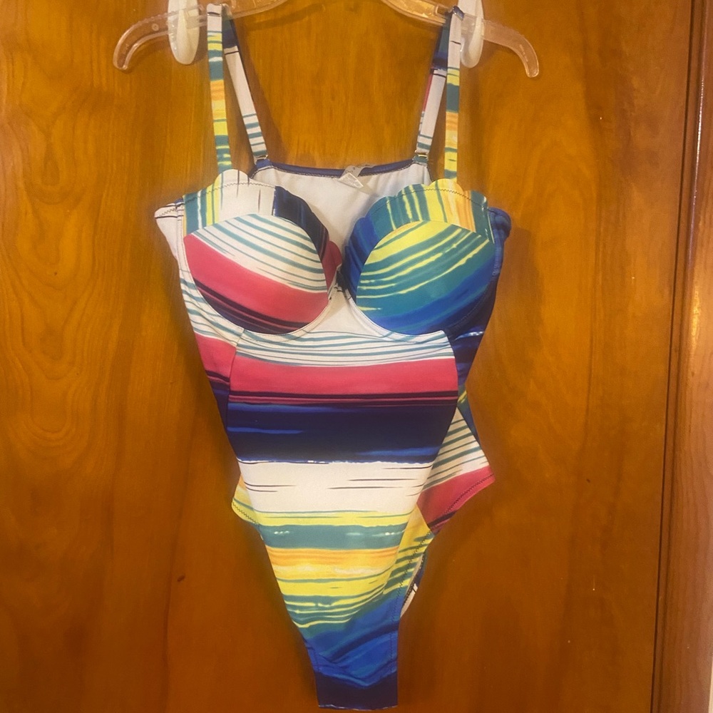 NWOT🔥Cupshe Colorful Striped One-Piece Swimsuit